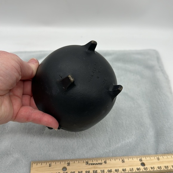 Alloy Vintage Small Camping Pot 3-Footed MIN-ALLOY-NYC #90196 (Cauldron Pot) - Picture 4 of 7